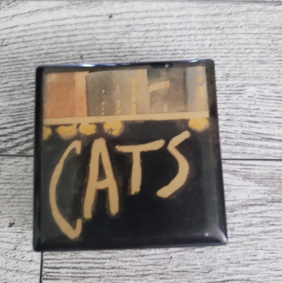 90's CATS On Broadway Musical Souvenir Program Book, Playbill and Match Box - Picture 3 of 4